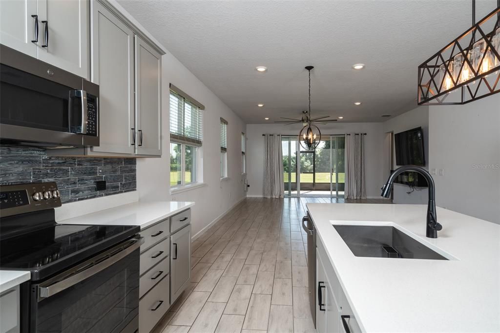 For Rent: $2,450 (4 beds, 2 baths, 1928 Square Feet)