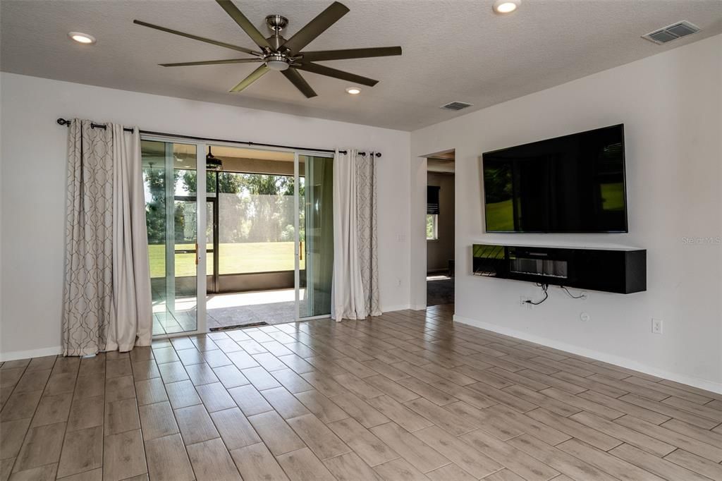 For Rent: $2,450 (4 beds, 2 baths, 1928 Square Feet)