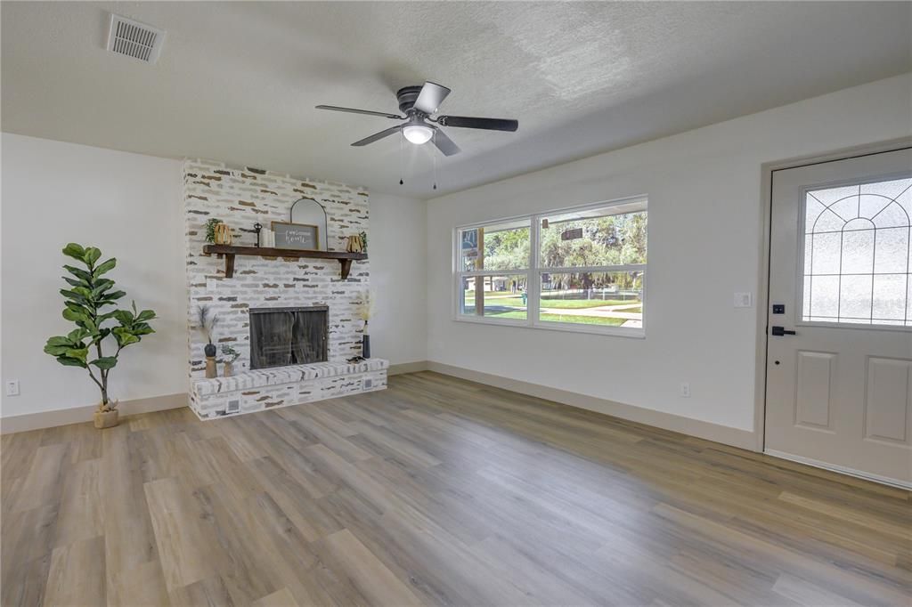 Activo con contrato: $225,000 (3 camas, 2 baños, 1252 Pies cuadrados)