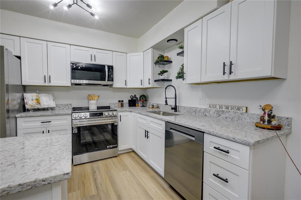 Activo con contrato: $225,000 (3 camas, 2 baños, 1252 Pies cuadrados)