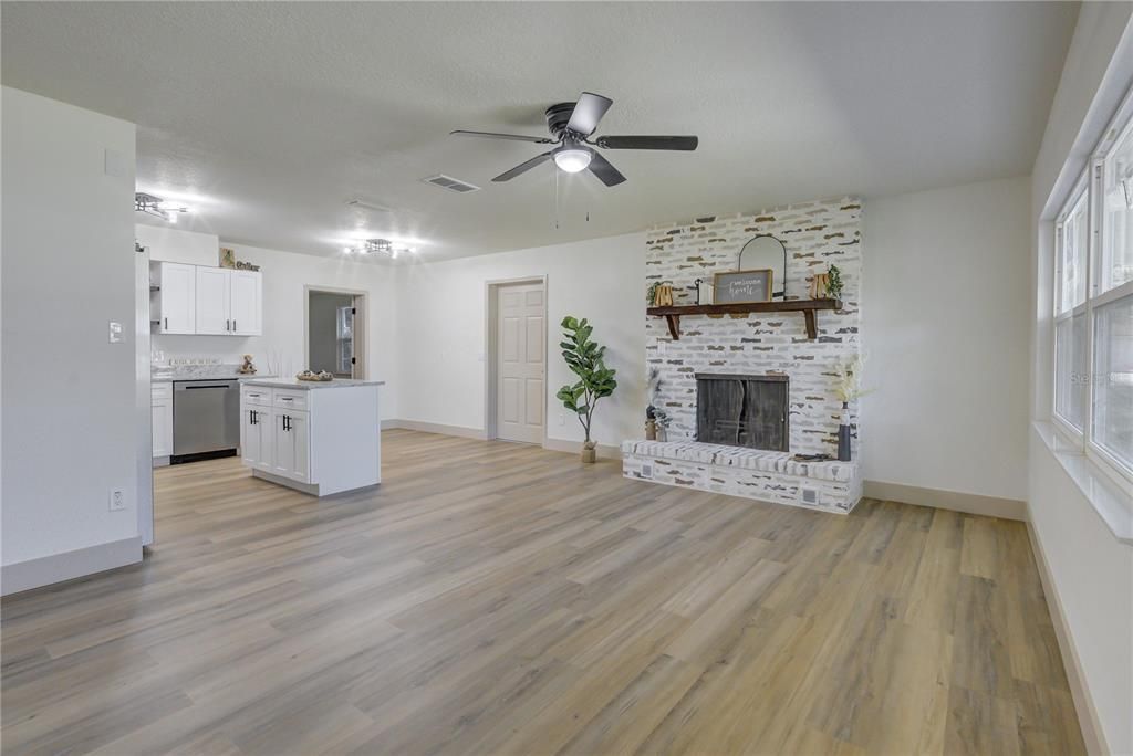 Activo con contrato: $225,000 (3 camas, 2 baños, 1252 Pies cuadrados)