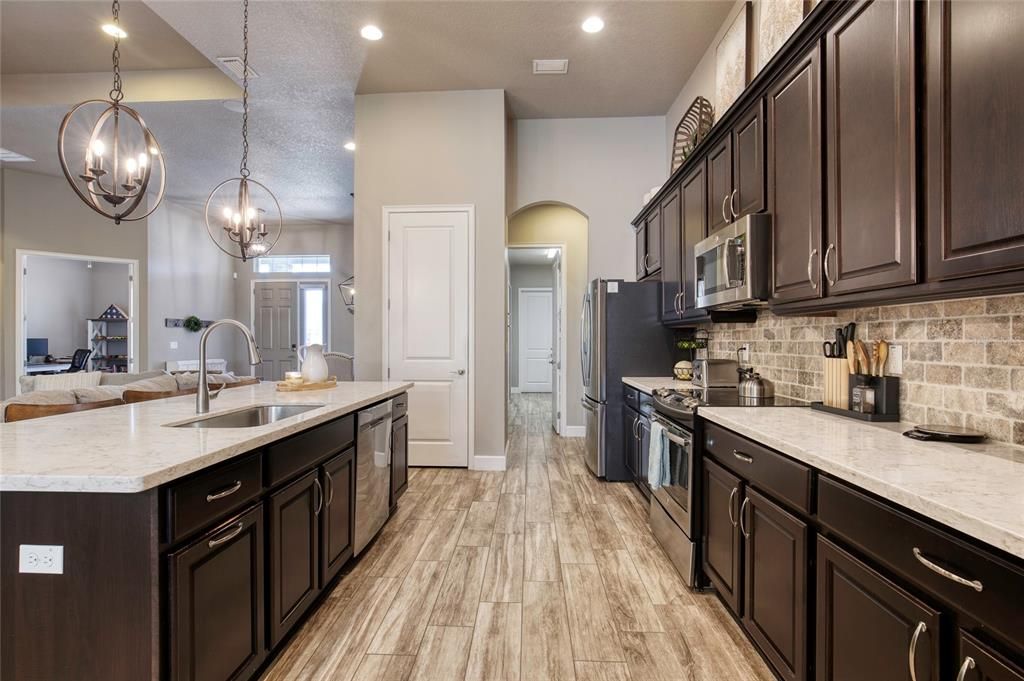 合同活跃: $649,900 (4 贝兹, 3 浴室, 2504 平方英尺)