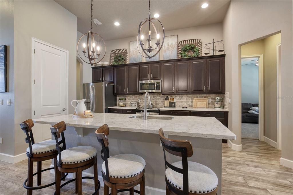 合同活跃: $649,900 (4 贝兹, 3 浴室, 2504 平方英尺)