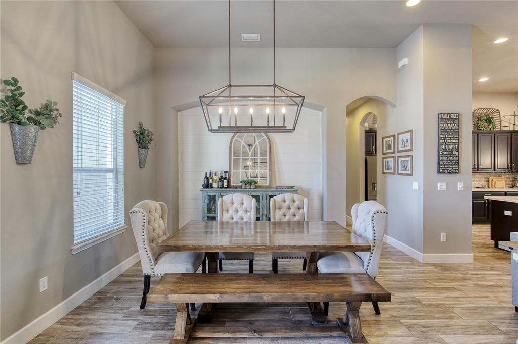 合同活跃: $649,900 (4 贝兹, 3 浴室, 2504 平方英尺)