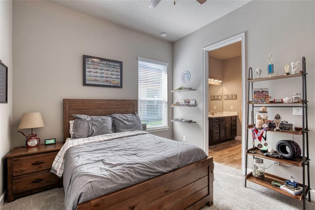 合同活跃: $649,900 (4 贝兹, 3 浴室, 2504 平方英尺)