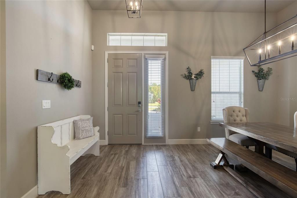 合同活跃: $649,900 (4 贝兹, 3 浴室, 2504 平方英尺)