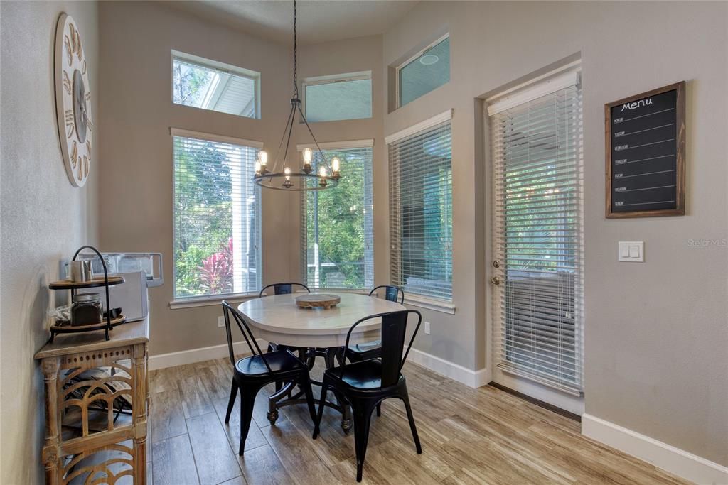 合同活跃: $649,900 (4 贝兹, 3 浴室, 2504 平方英尺)