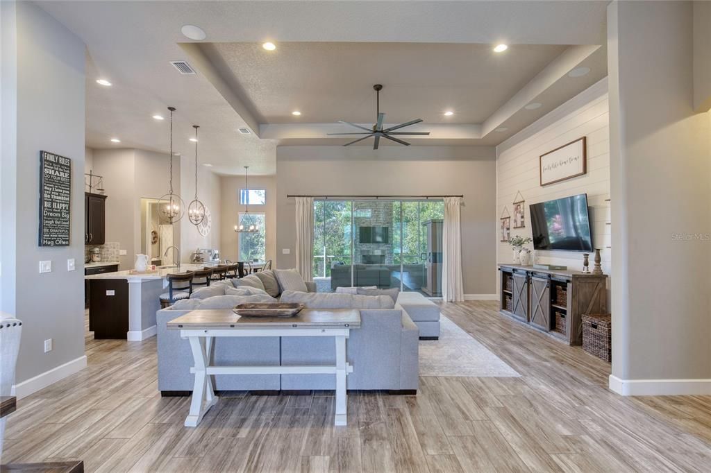 合同活跃: $649,900 (4 贝兹, 3 浴室, 2504 平方英尺)