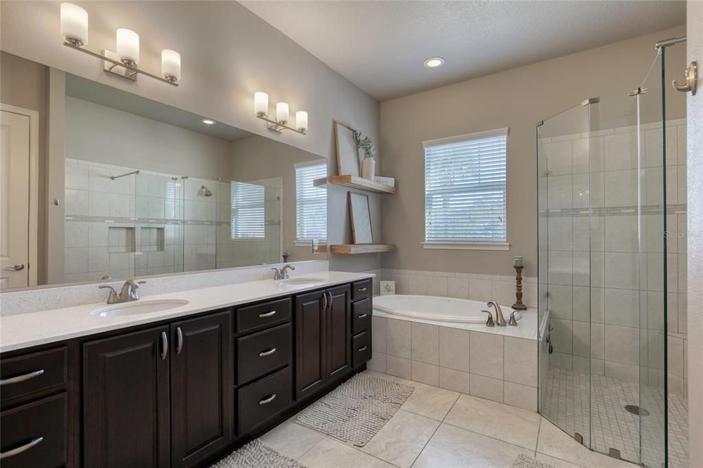 合同活跃: $649,900 (4 贝兹, 3 浴室, 2504 平方英尺)