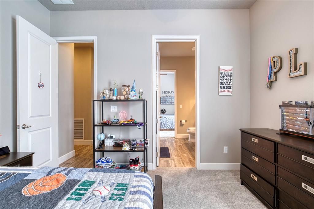 合同活跃: $649,900 (4 贝兹, 3 浴室, 2504 平方英尺)