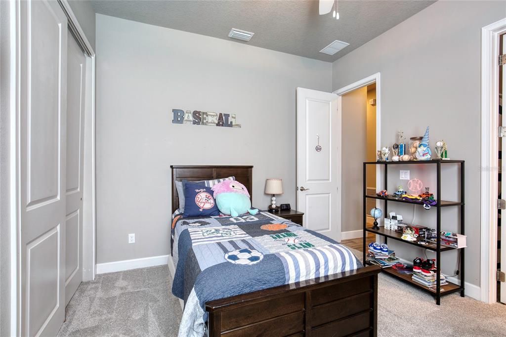 合同活跃: $649,900 (4 贝兹, 3 浴室, 2504 平方英尺)