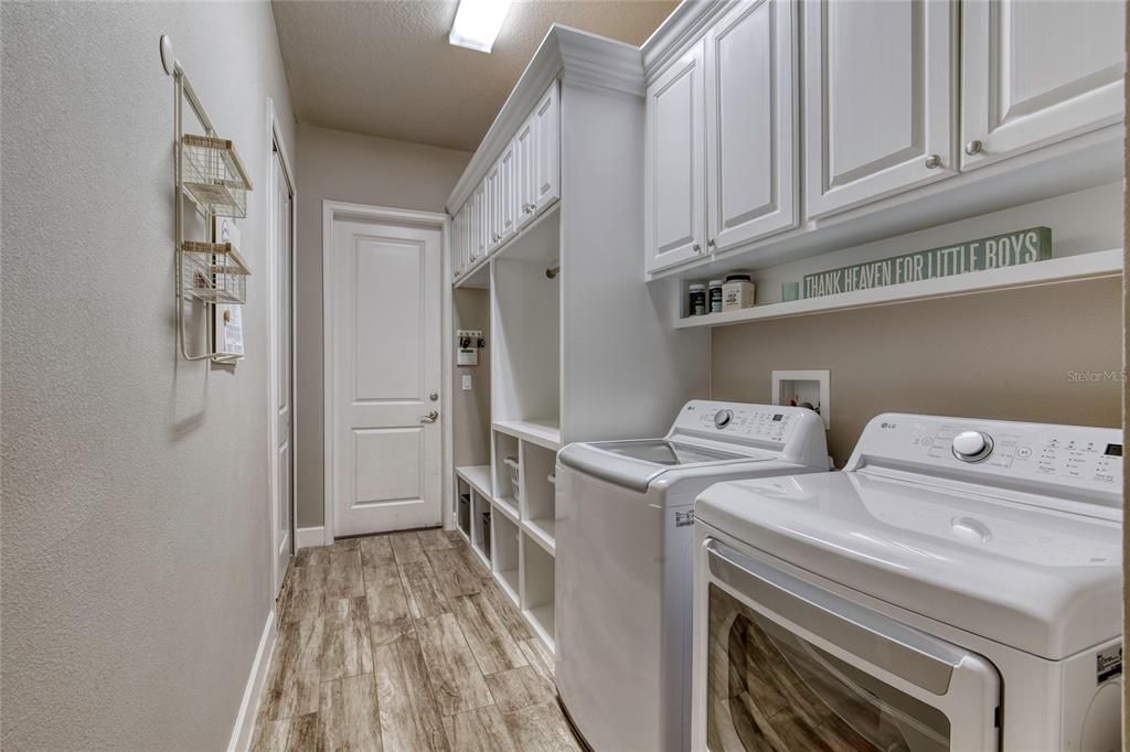 合同活跃: $649,900 (4 贝兹, 3 浴室, 2504 平方英尺)