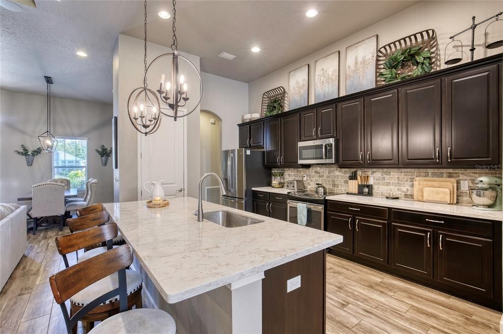 合同活跃: $649,900 (4 贝兹, 3 浴室, 2504 平方英尺)