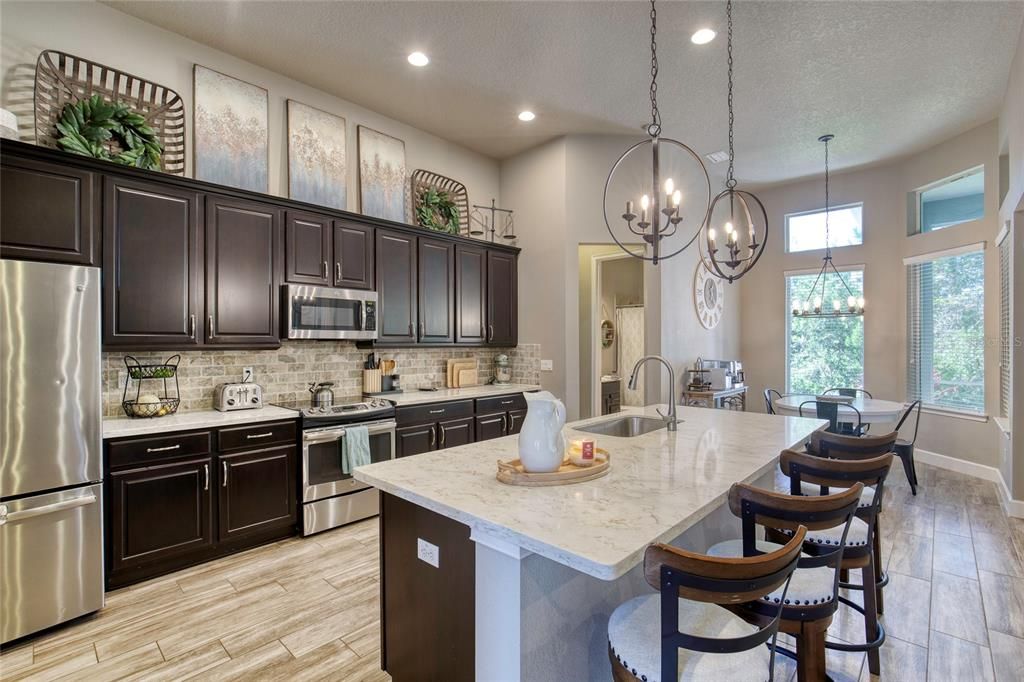 合同活跃: $649,900 (4 贝兹, 3 浴室, 2504 平方英尺)