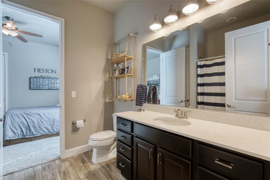 合同活跃: $649,900 (4 贝兹, 3 浴室, 2504 平方英尺)