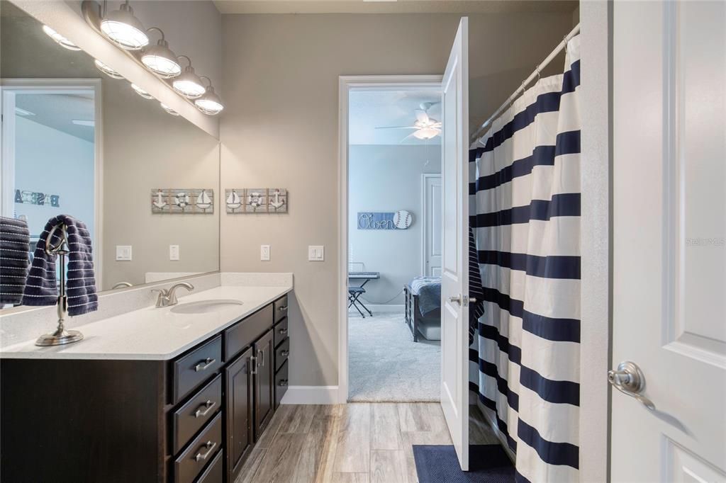 合同活跃: $649,900 (4 贝兹, 3 浴室, 2504 平方英尺)