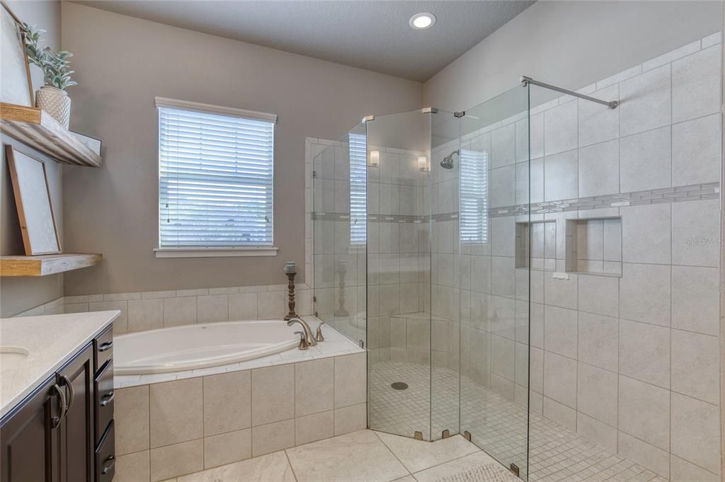 合同活跃: $649,900 (4 贝兹, 3 浴室, 2504 平方英尺)