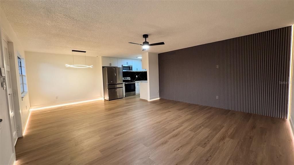 Active With Contract: $219,000 (2 beds, 2 baths, 902 Square Feet)