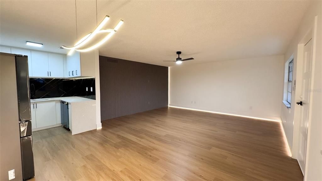 Active With Contract: $219,000 (2 beds, 2 baths, 902 Square Feet)