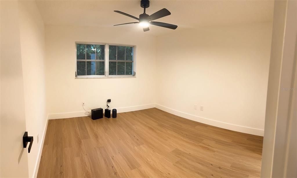 Active With Contract: $219,000 (2 beds, 2 baths, 902 Square Feet)