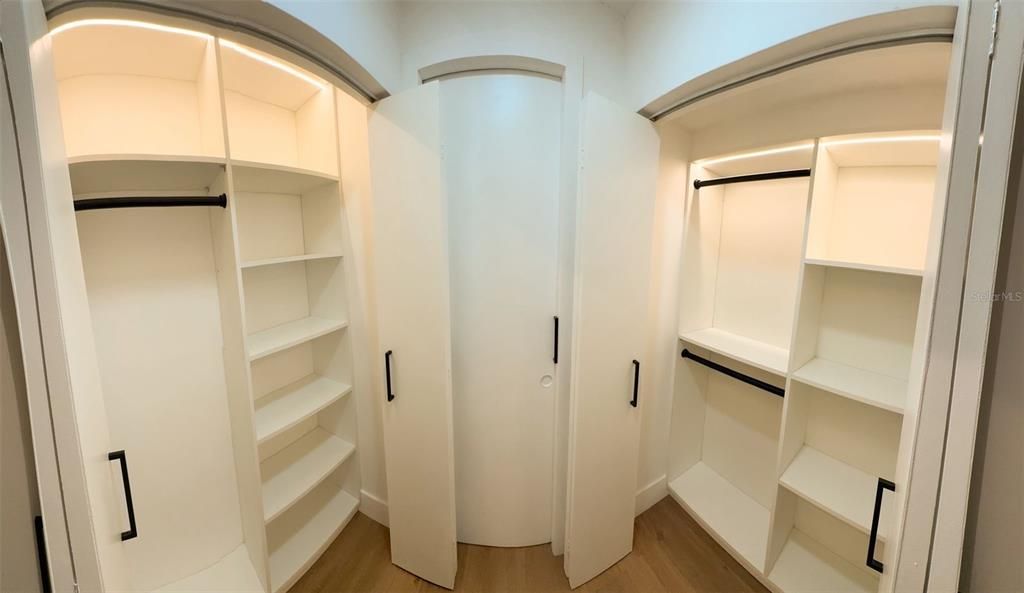 Active With Contract: $219,000 (2 beds, 2 baths, 902 Square Feet)