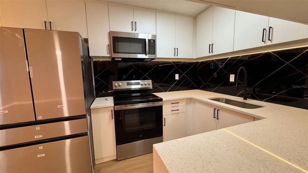 Active With Contract: $219,000 (2 beds, 2 baths, 902 Square Feet)