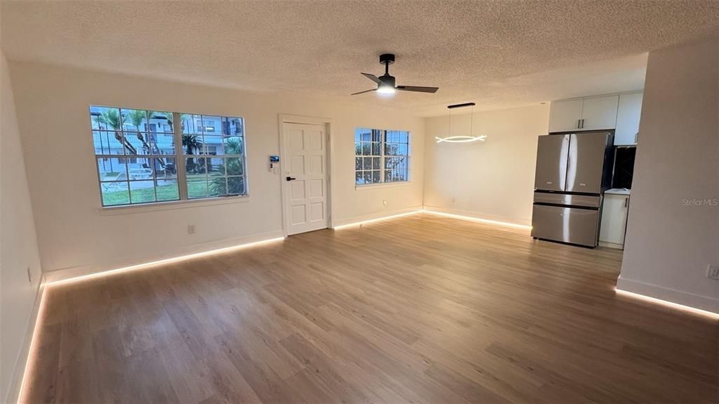 Active With Contract: $219,000 (2 beds, 2 baths, 902 Square Feet)