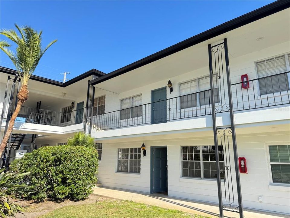 Active With Contract: $219,000 (2 beds, 2 baths, 902 Square Feet)