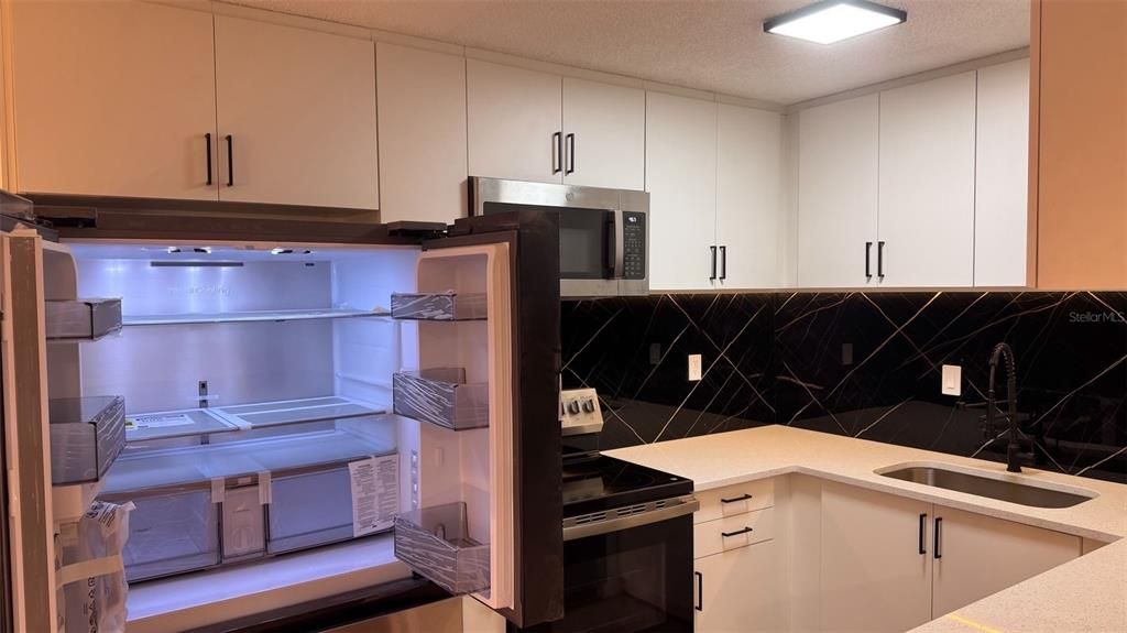 Active With Contract: $219,000 (2 beds, 2 baths, 902 Square Feet)