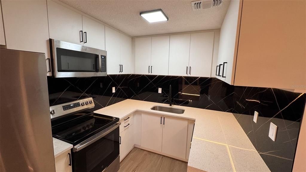 Active With Contract: $219,000 (2 beds, 2 baths, 902 Square Feet)