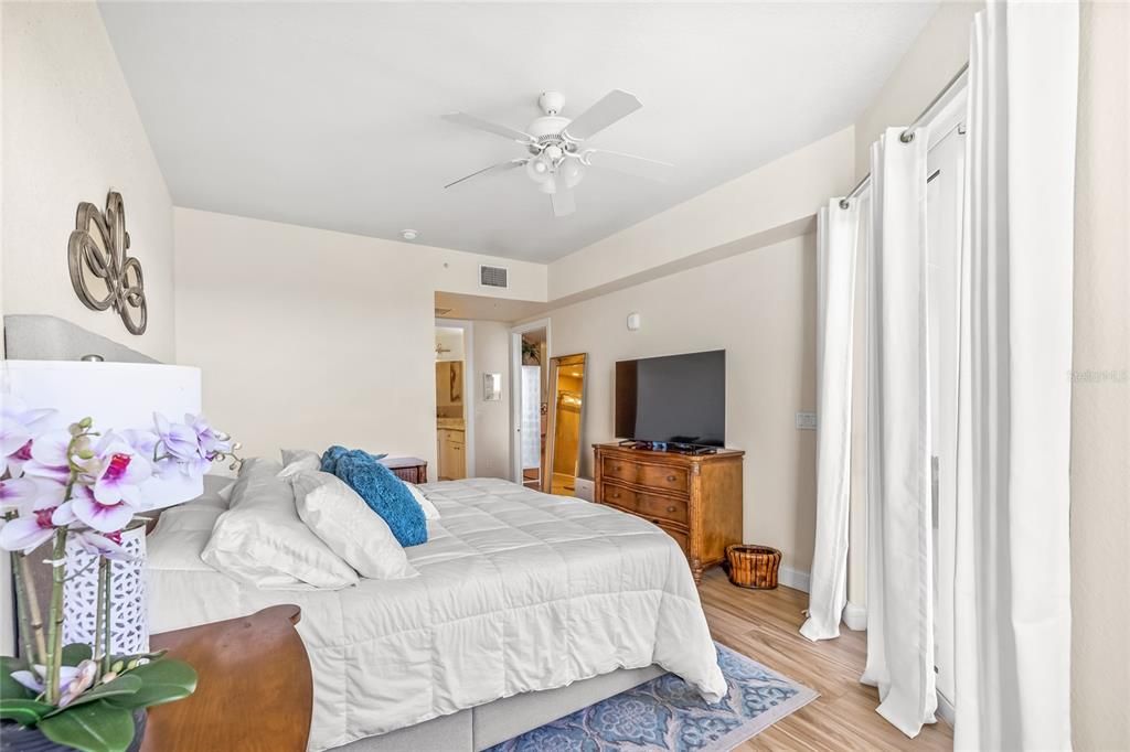 For Sale: $499,000 (2 beds, 2 baths, 1384 Square Feet)