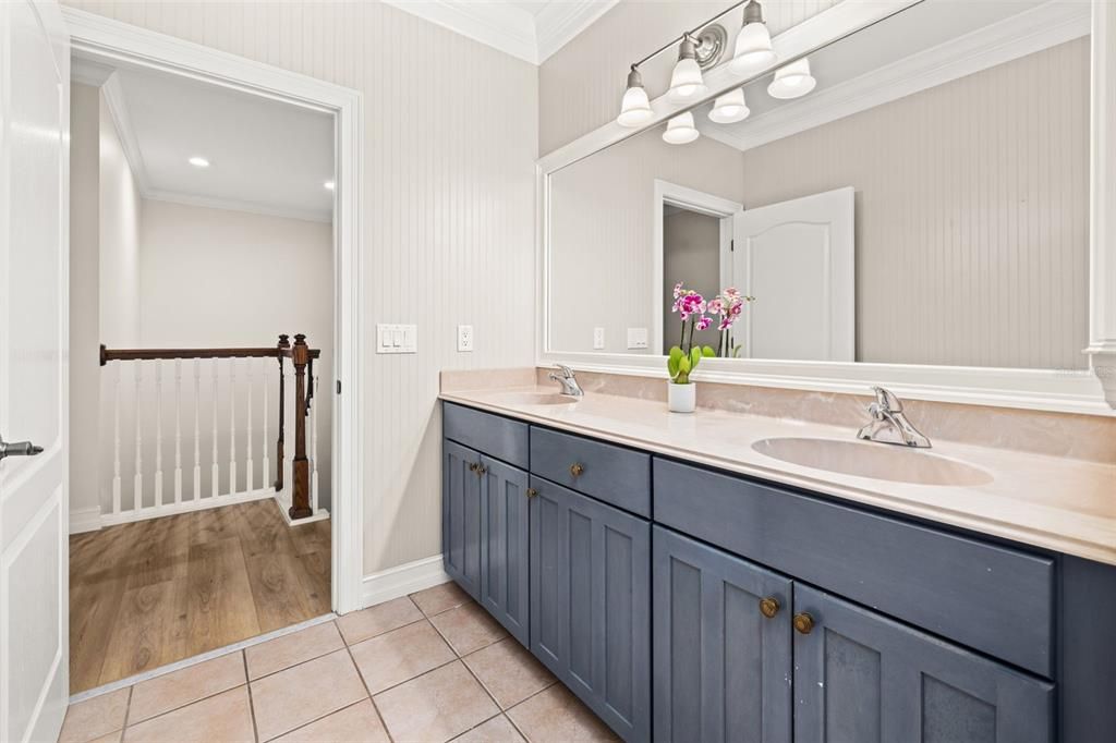 合同活跃: $1,895,000 (6 贝兹, 4 浴室, 4208 平方英尺)