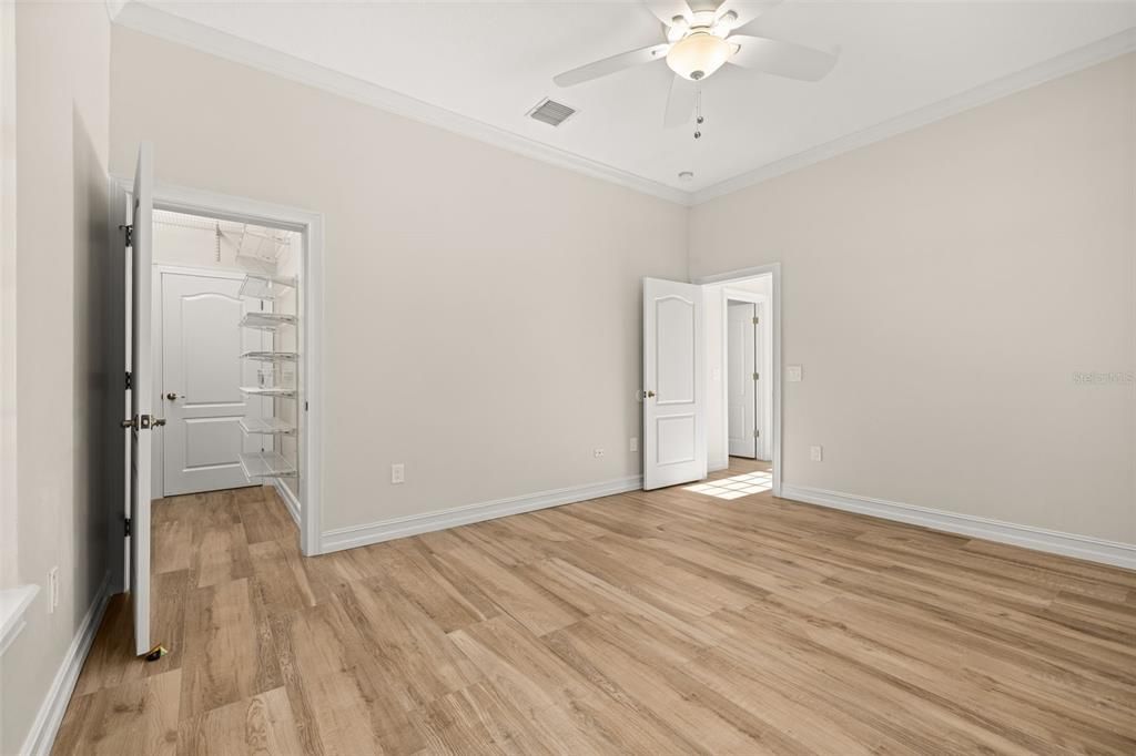 合同活跃: $1,895,000 (6 贝兹, 4 浴室, 4208 平方英尺)