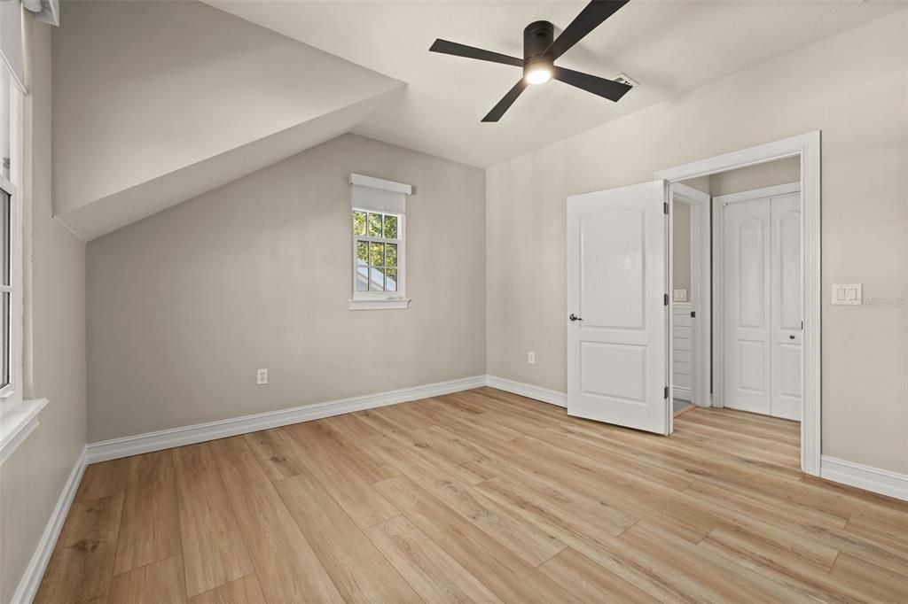 合同活跃: $1,895,000 (6 贝兹, 4 浴室, 4208 平方英尺)