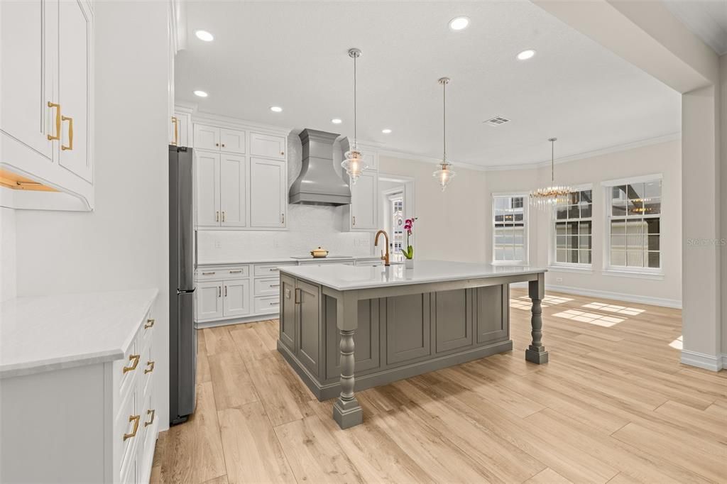 合同活跃: $1,895,000 (6 贝兹, 4 浴室, 4208 平方英尺)