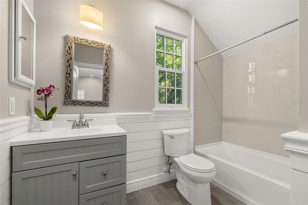 合同活跃: $1,895,000 (6 贝兹, 4 浴室, 4208 平方英尺)