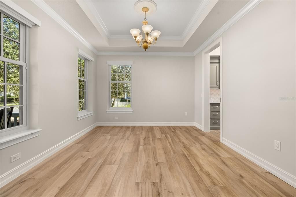 合同活跃: $1,895,000 (6 贝兹, 4 浴室, 4208 平方英尺)