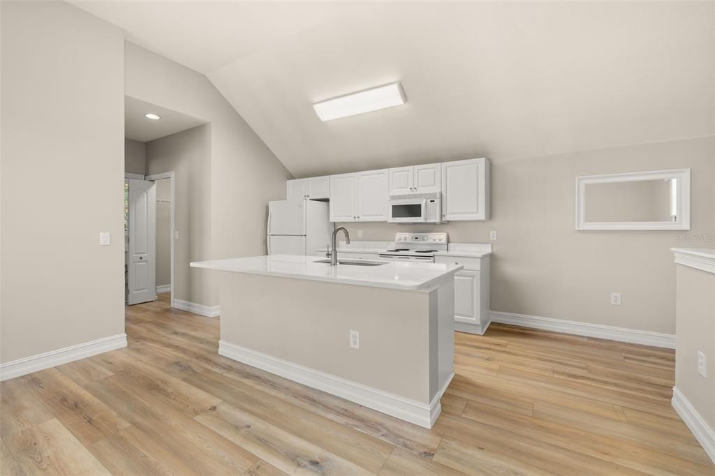 合同活跃: $1,895,000 (6 贝兹, 4 浴室, 4208 平方英尺)