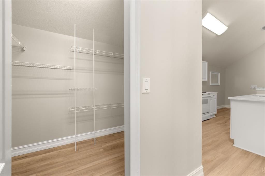 合同活跃: $1,895,000 (6 贝兹, 4 浴室, 4208 平方英尺)