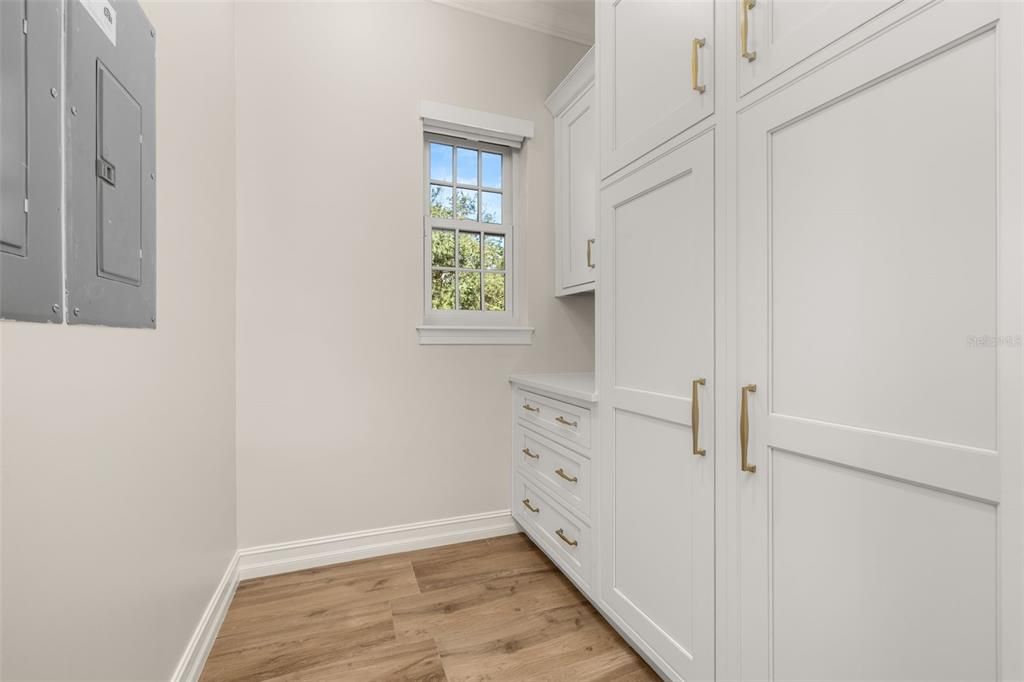 合同活跃: $1,895,000 (6 贝兹, 4 浴室, 4208 平方英尺)