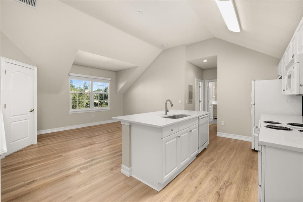 合同活跃: $1,895,000 (6 贝兹, 4 浴室, 4208 平方英尺)