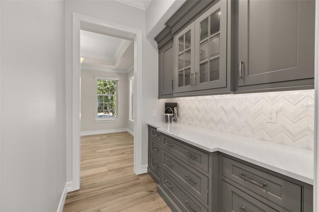 合同活跃: $1,895,000 (6 贝兹, 4 浴室, 4208 平方英尺)