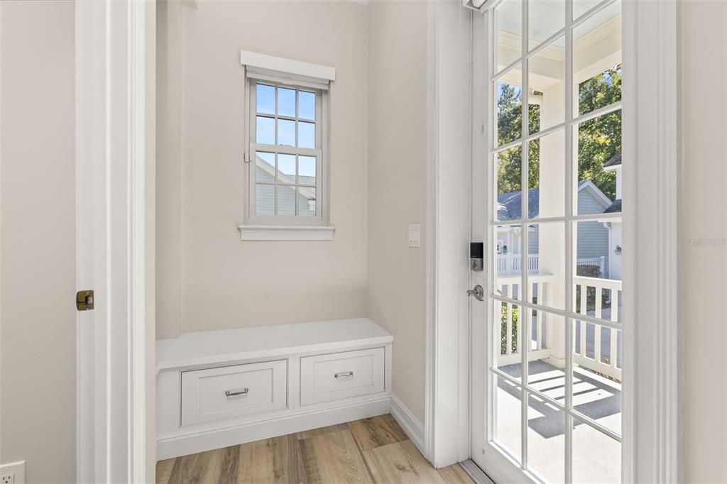 合同活跃: $1,895,000 (6 贝兹, 4 浴室, 4208 平方英尺)