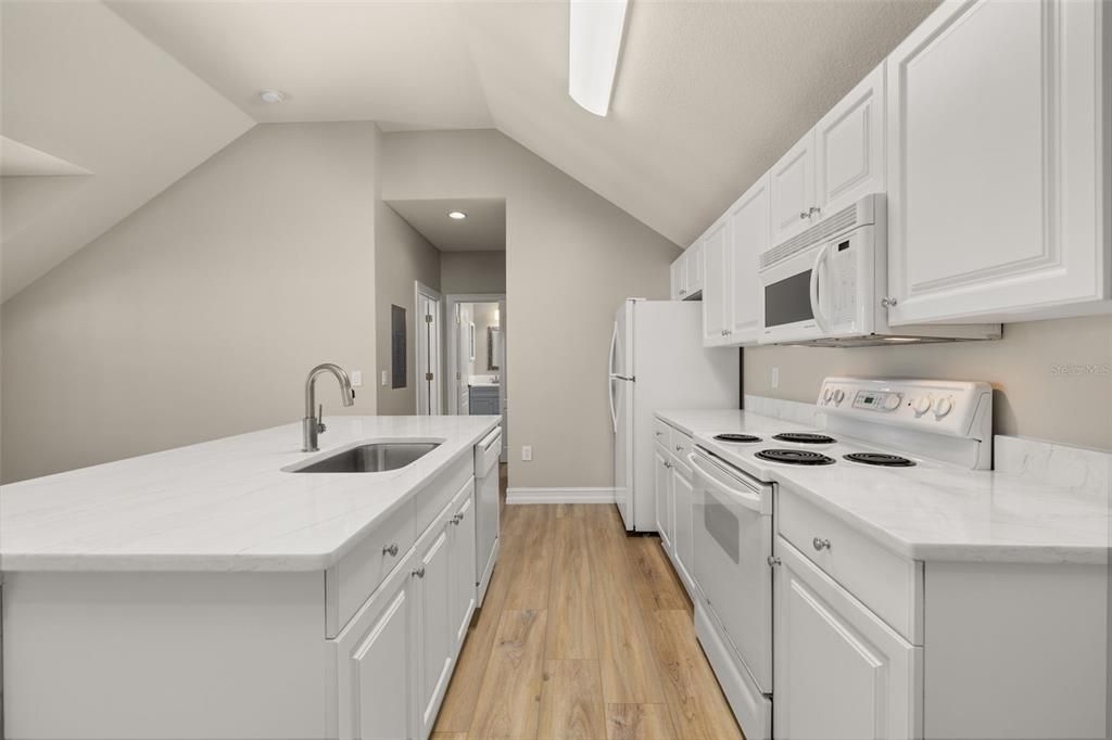 合同活跃: $1,895,000 (6 贝兹, 4 浴室, 4208 平方英尺)