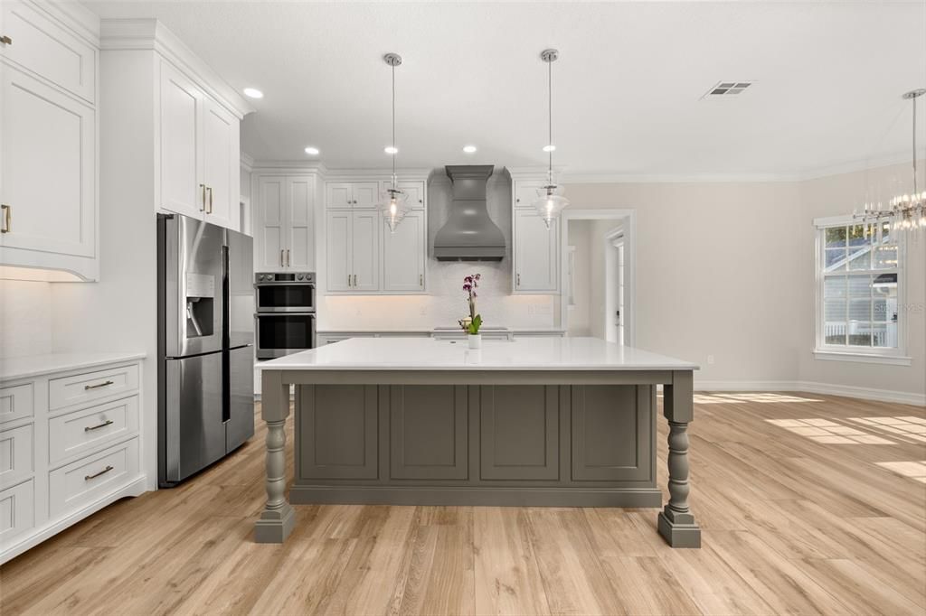 合同活跃: $1,895,000 (6 贝兹, 4 浴室, 4208 平方英尺)