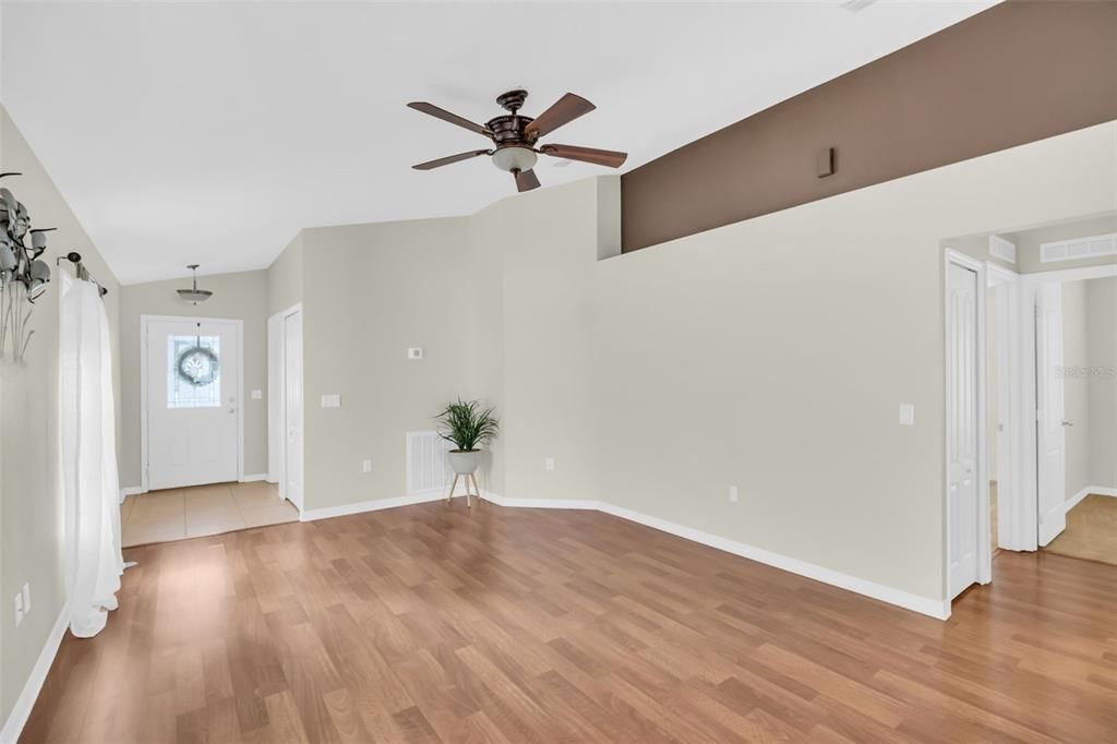 Под контрактом: $307,000 (3 спален, 2 ванн, 1405 Квадратных фут)