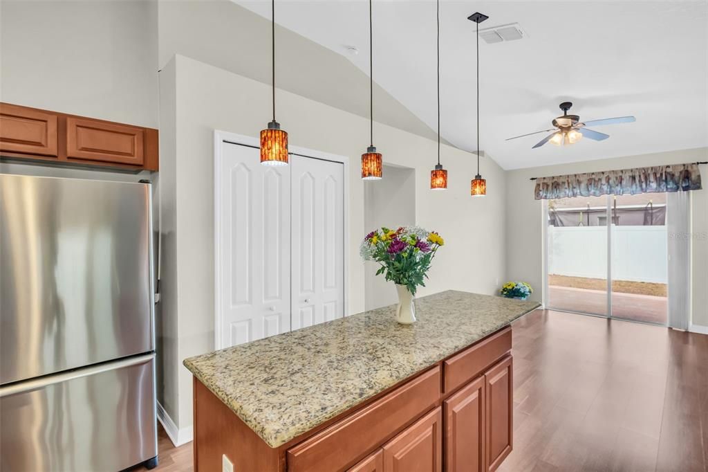 Под контрактом: $307,000 (3 спален, 2 ванн, 1405 Квадратных фут)