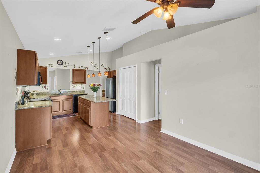 Под контрактом: $307,000 (3 спален, 2 ванн, 1405 Квадратных фут)