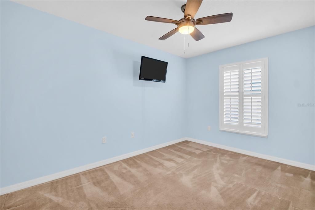 Под контрактом: $307,000 (3 спален, 2 ванн, 1405 Квадратных фут)