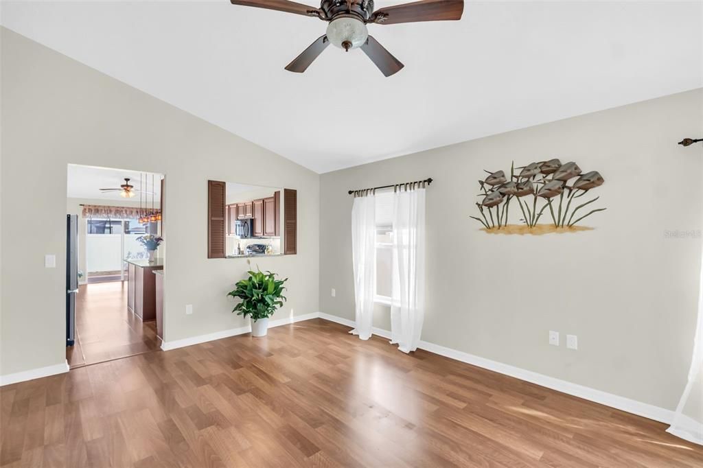 Под контрактом: $307,000 (3 спален, 2 ванн, 1405 Квадратных фут)